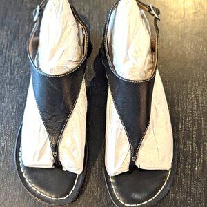 Bernardo Gala T-Strap Black Wood Block Low Heel Sandals Slingback Size 9M Brazil